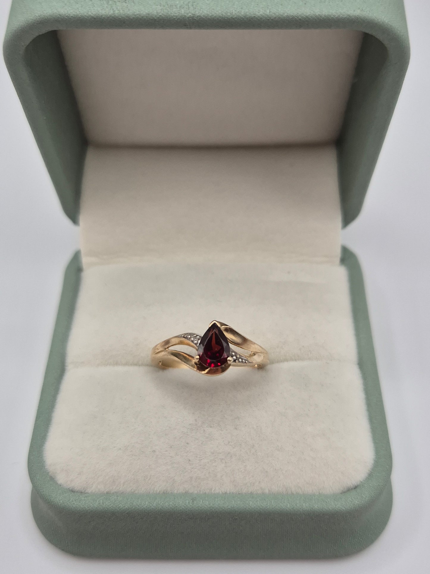 9ct gold garnet and diamond ring