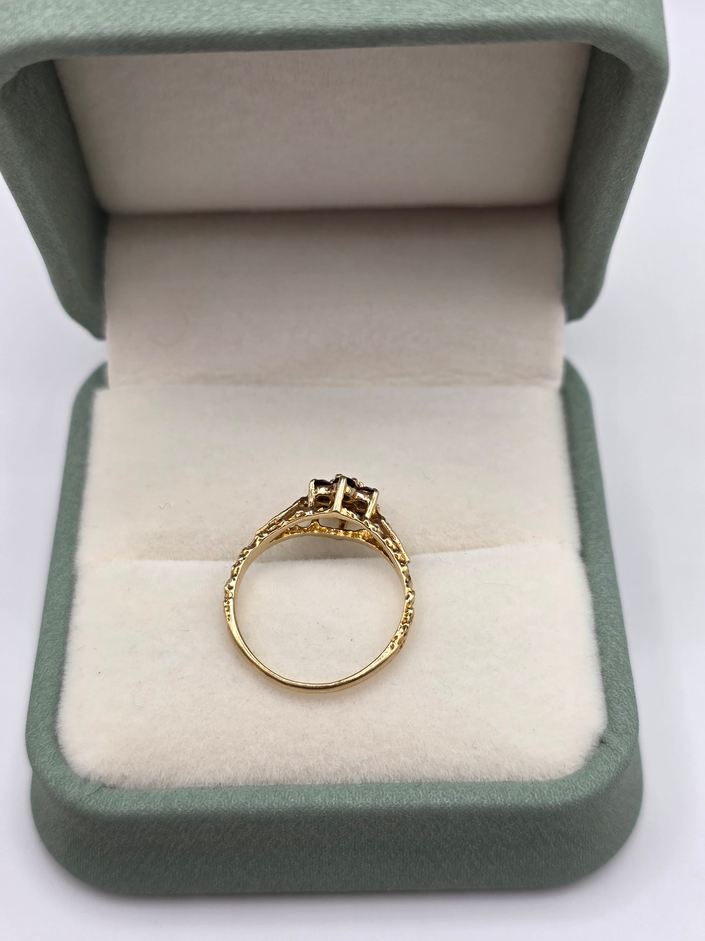 9ct gold garnet ring