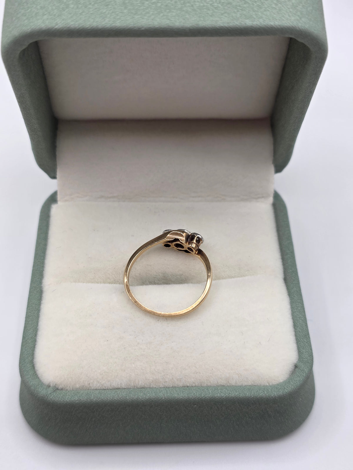 Vintage 9ct gold and platinum diamond ring