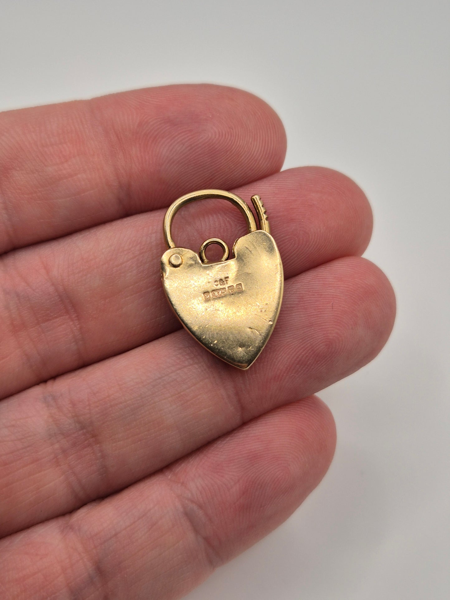 Large 9ct gold padlock (8)