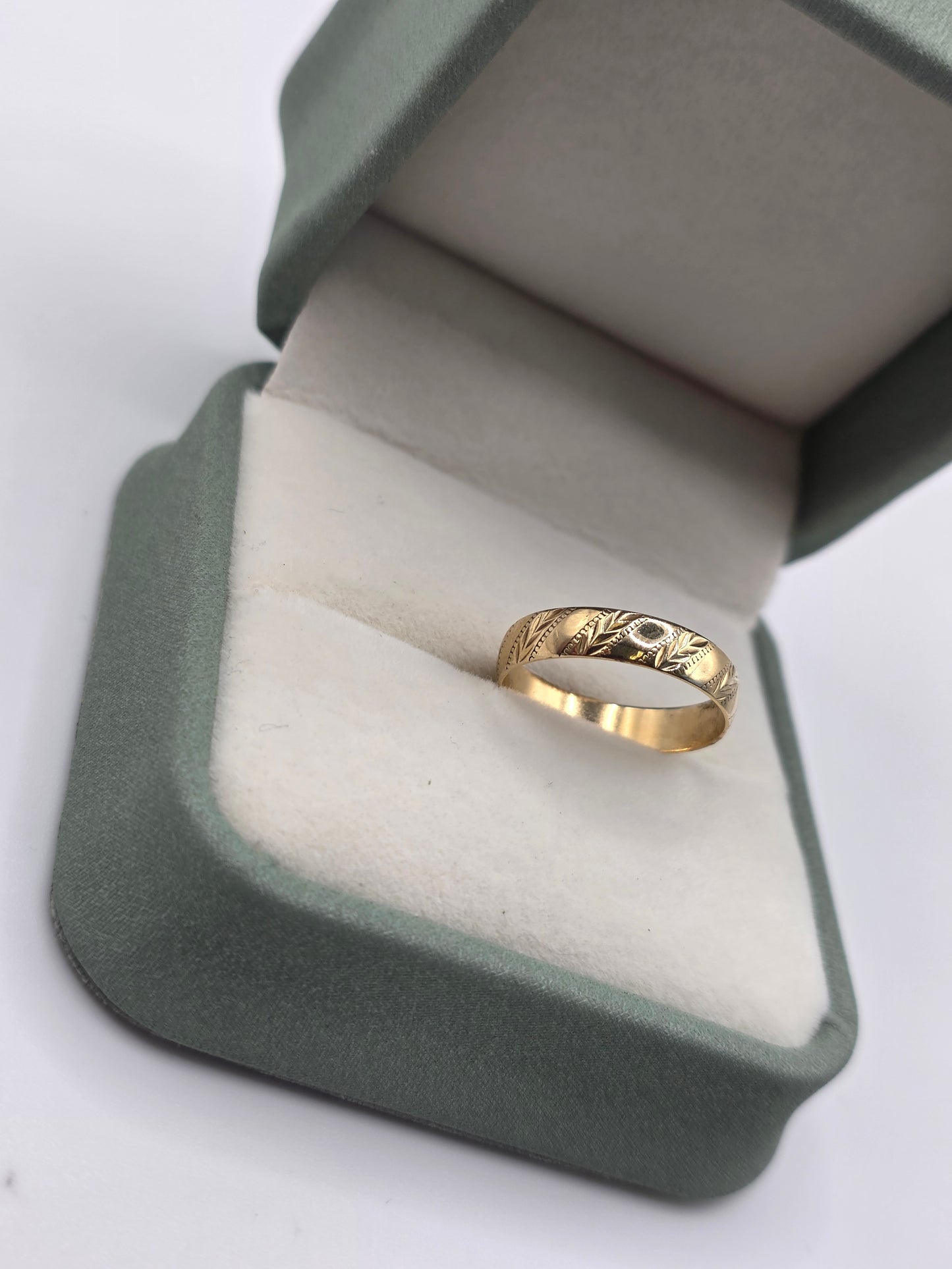 9ct gold patterned band ring
