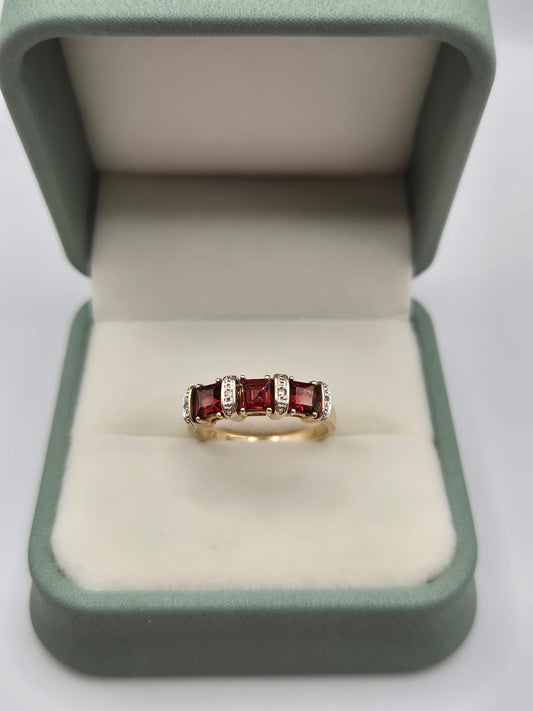 9ct gold garnet and diamond ring