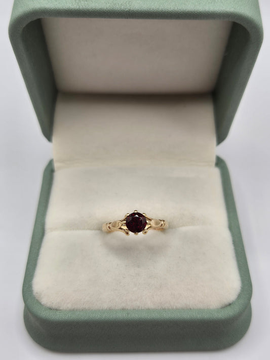 9ct gold garnet ring