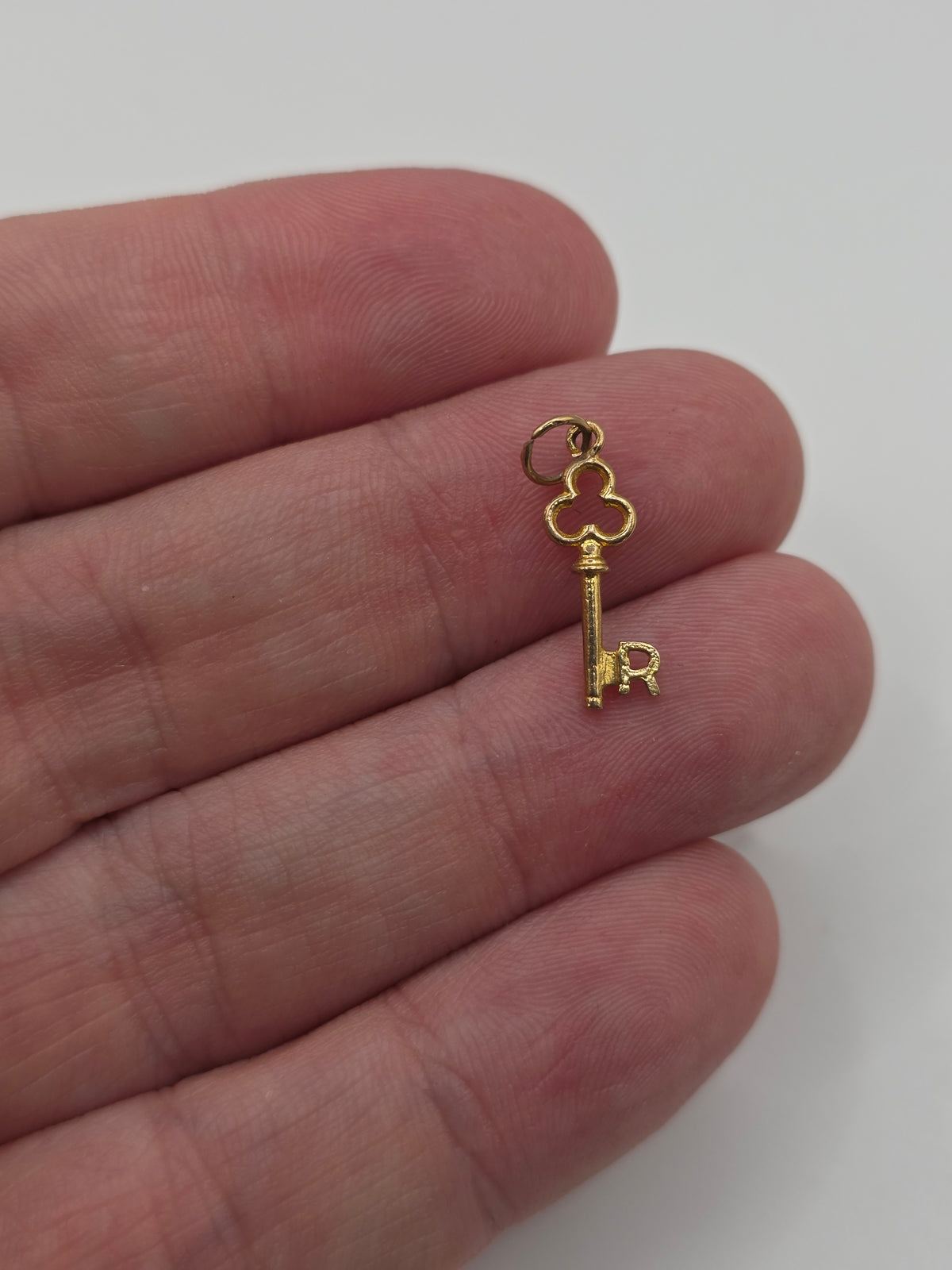 9ct gold initial R key charm