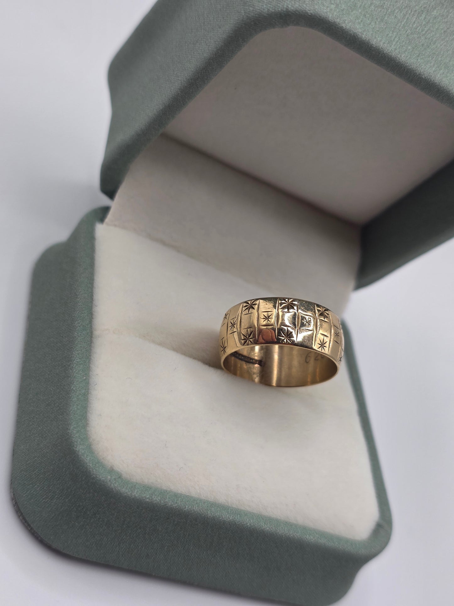 9ct gold star patterned band ring