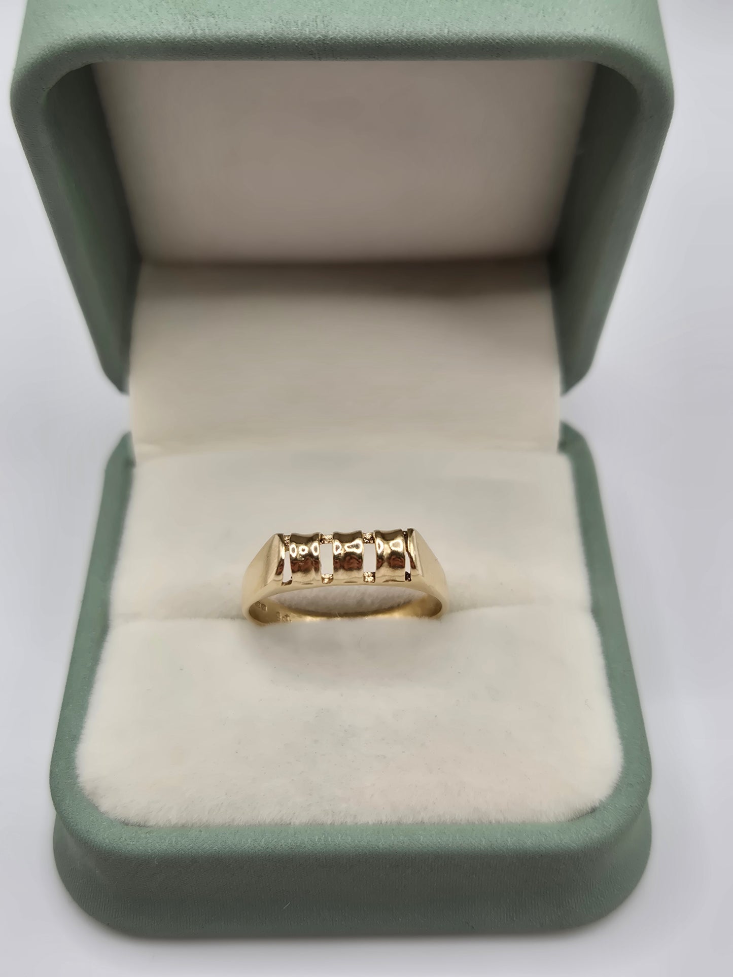 9ct gold ring
