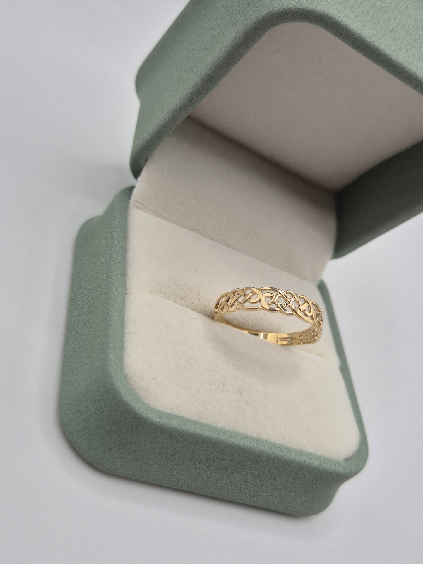 9ct gold celtic ring
