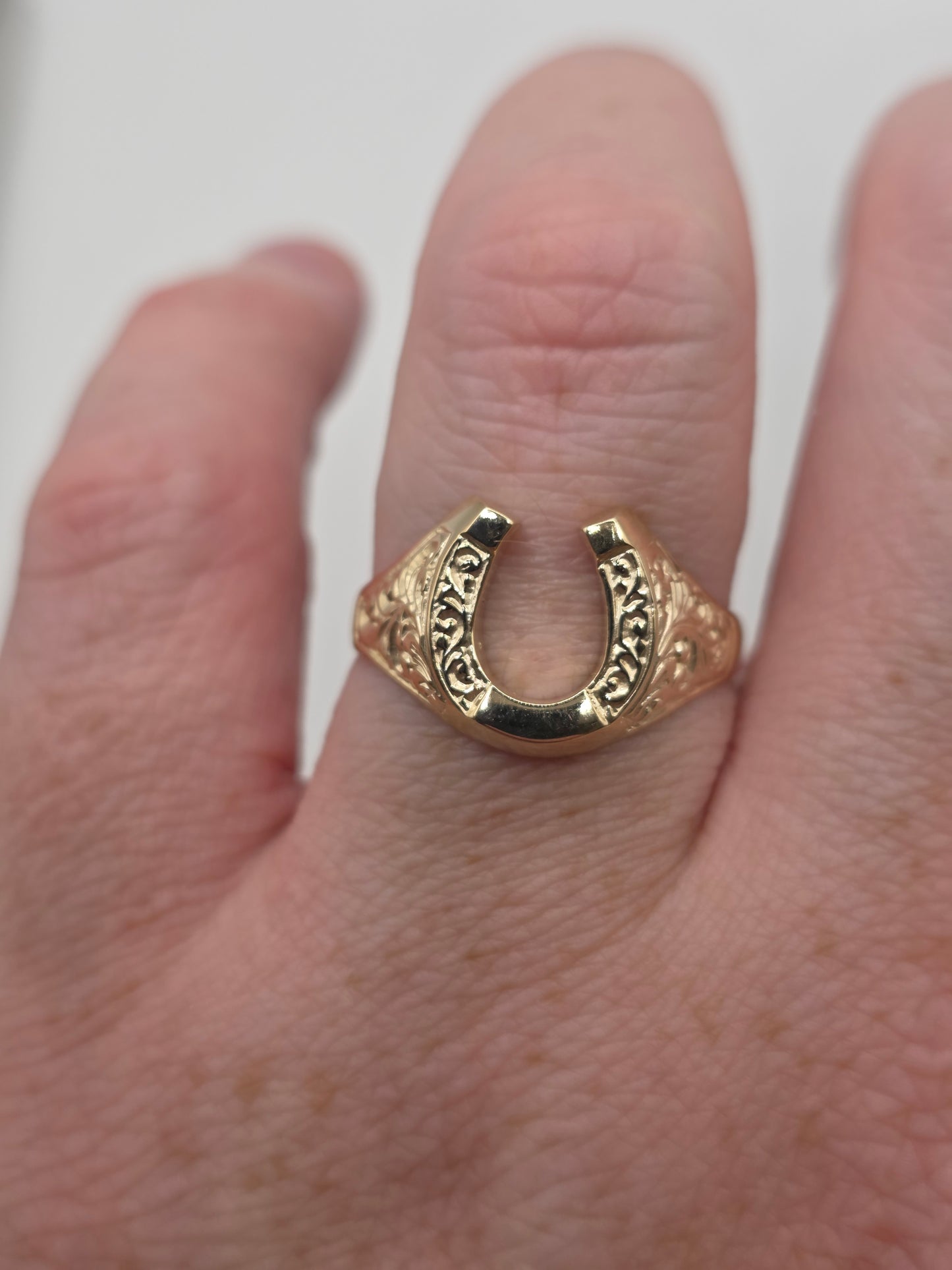 9ct gold horse shoe ring