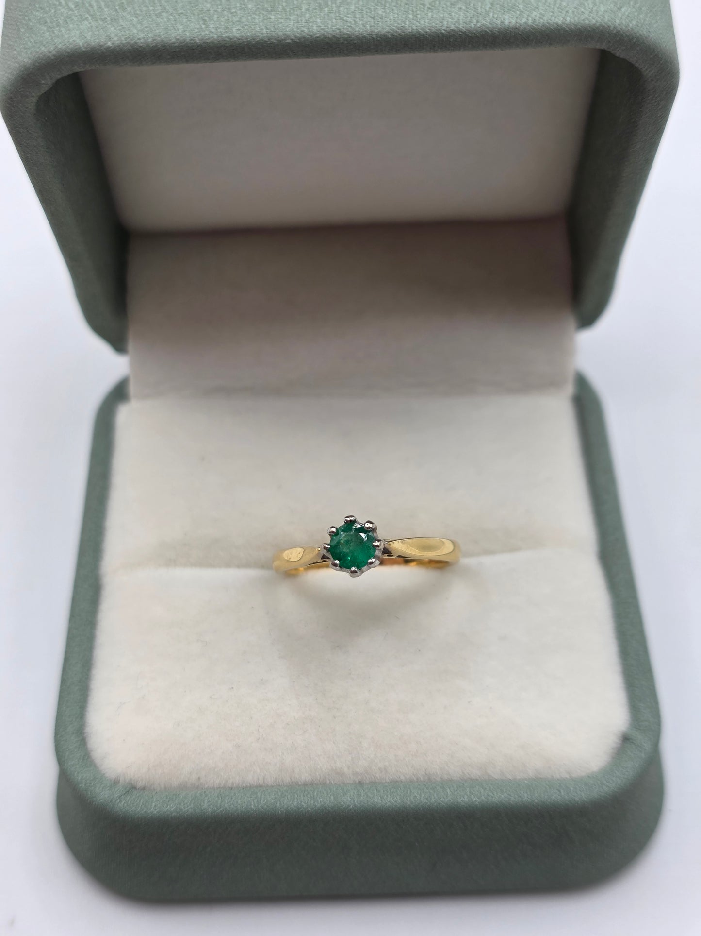 18ct gold emerald ring