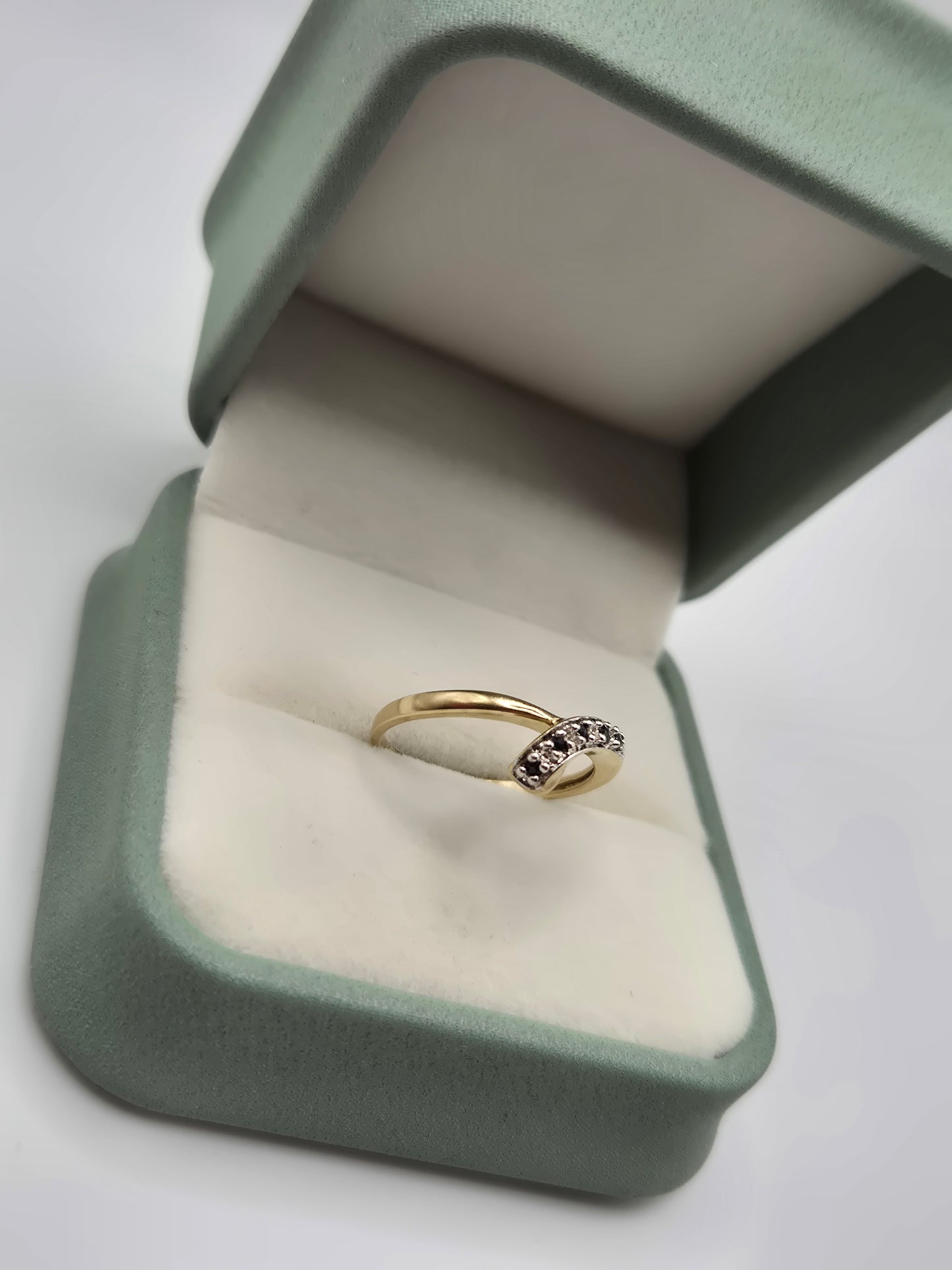 9ct gold sapphire and diamond ring