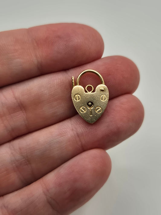 9ct gold padlock (7)