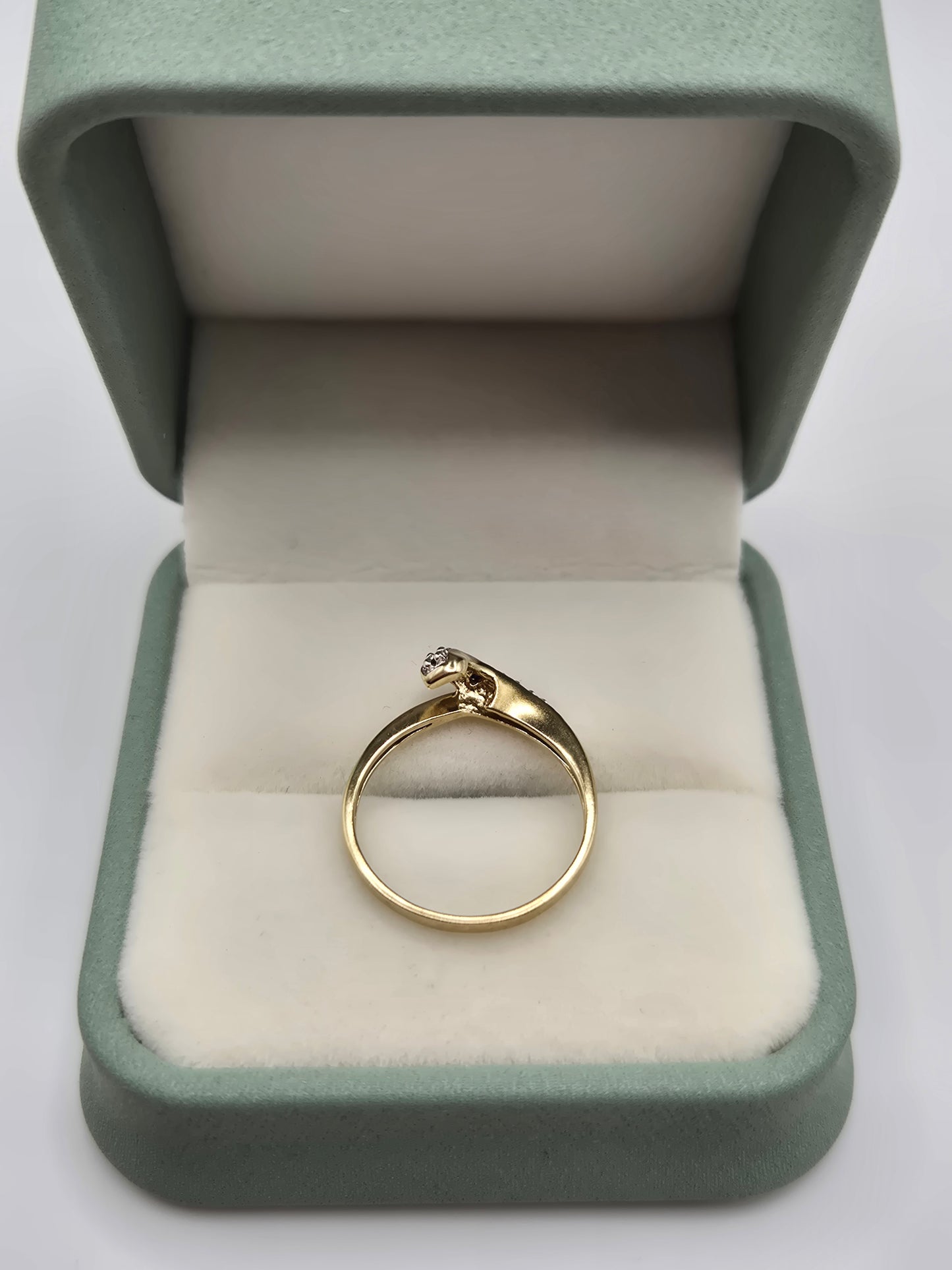 9ct gold sapphire and diamond ring