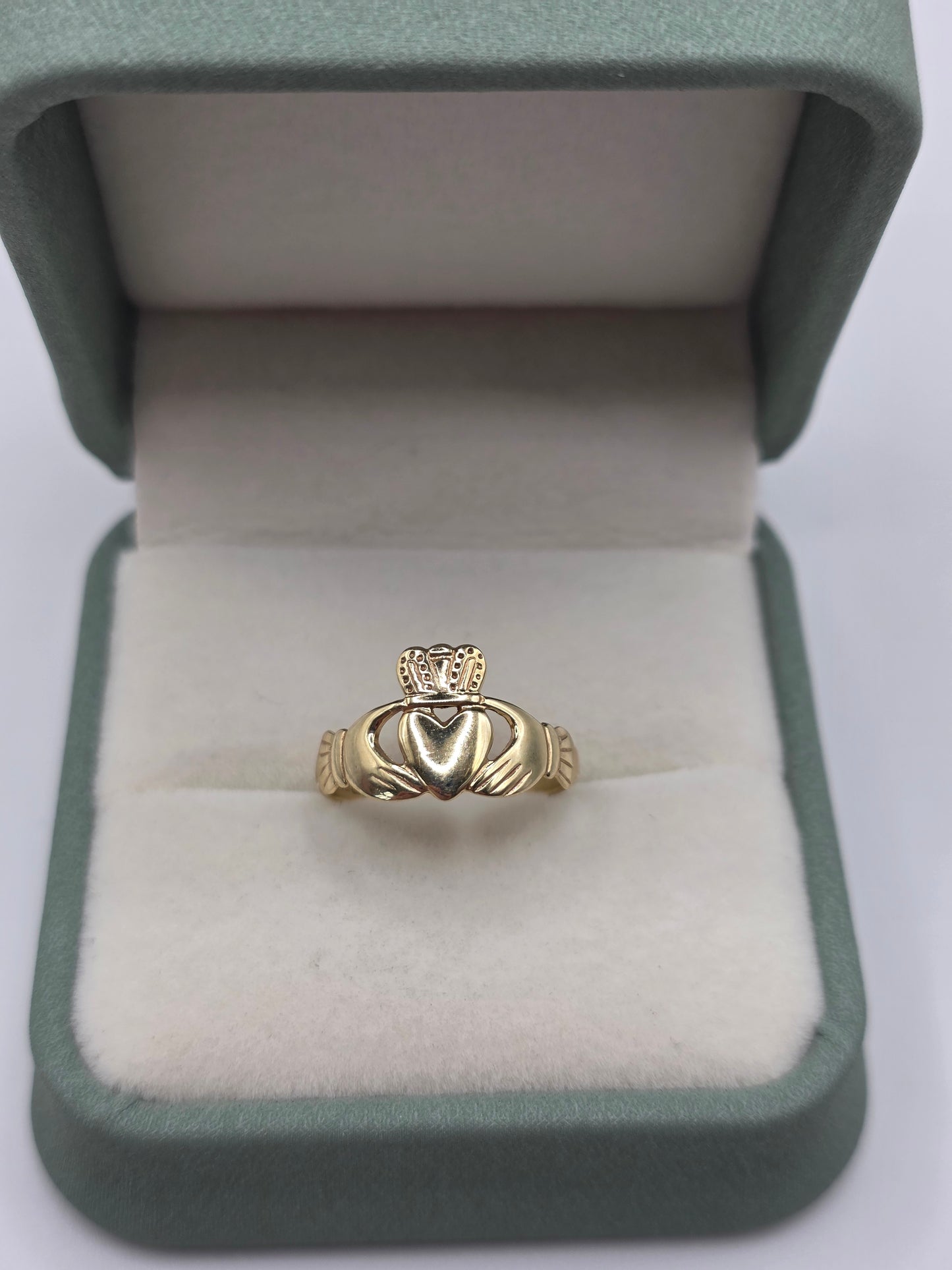 9ct gold claddagh ring
