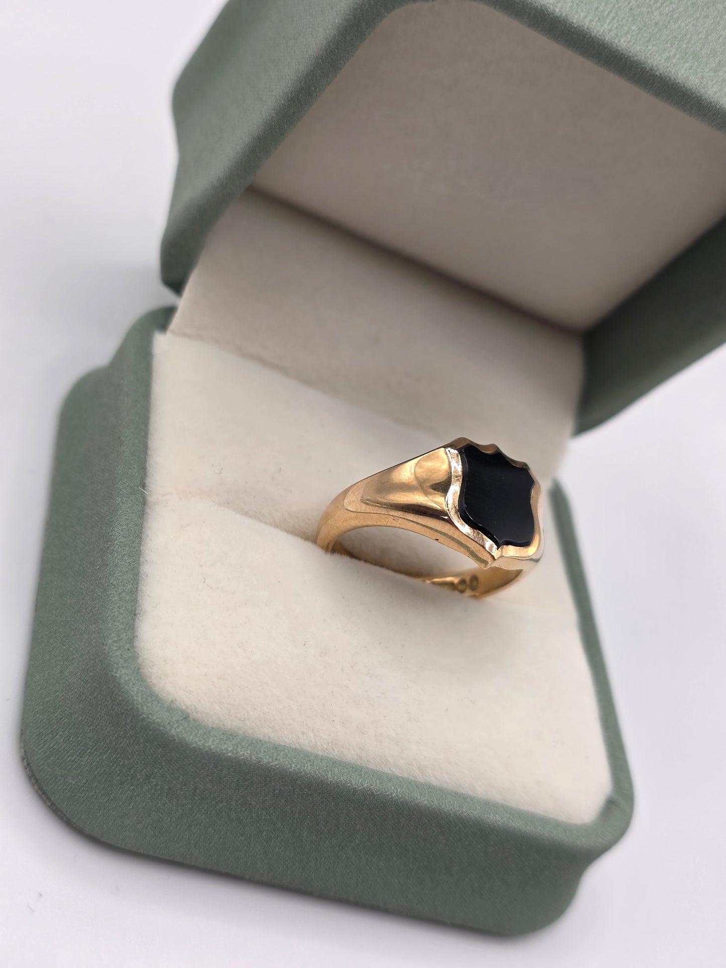 9ct gold onyx shield signet