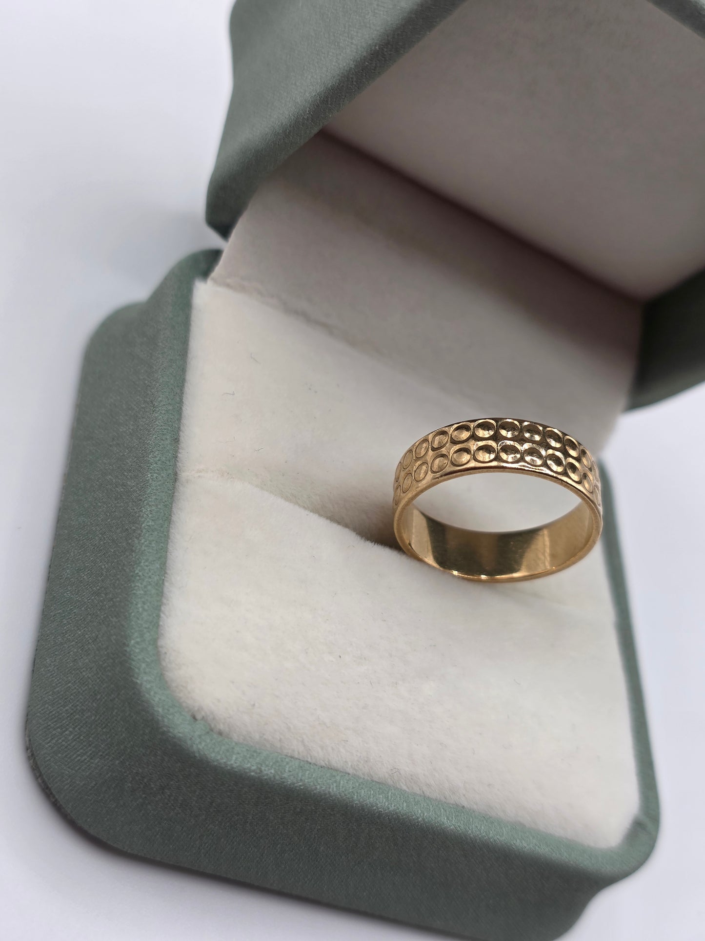 Vintage 9ct gold patterned band ring