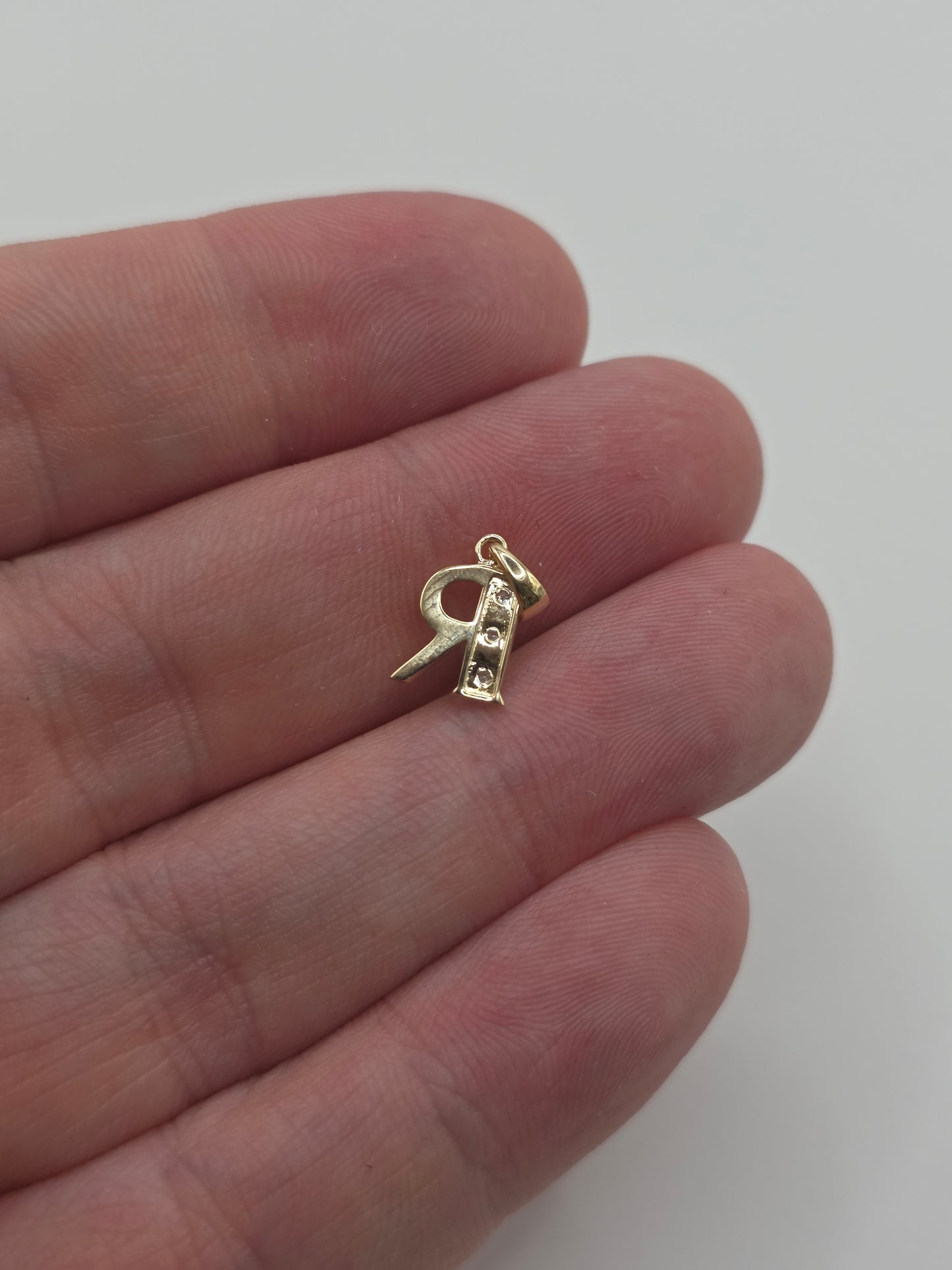9ct gold diamond initial R pendant