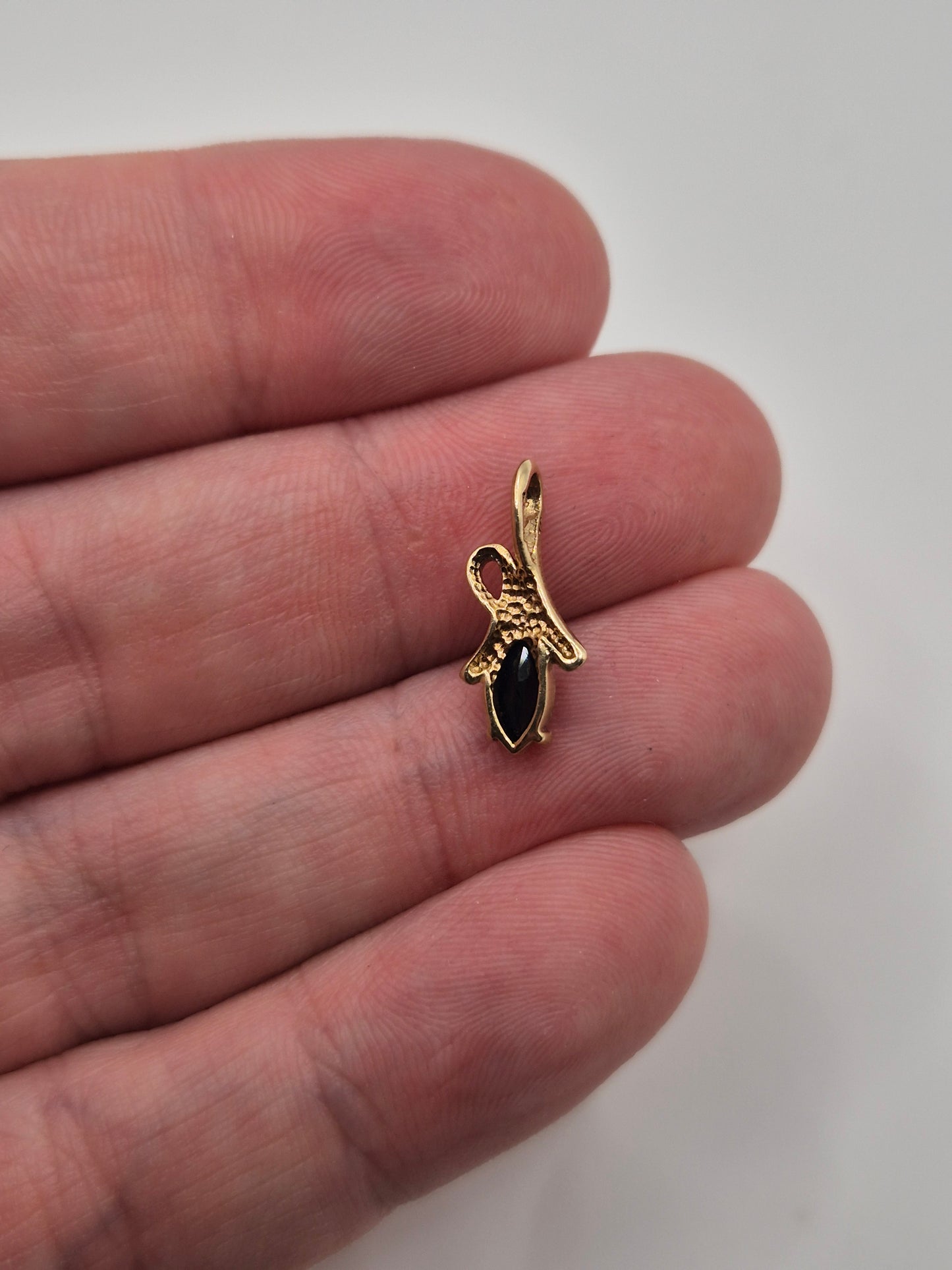 9ct gold sapphire pendant