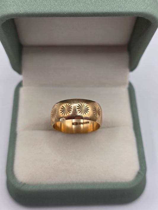 Heavy vintage 9ct gold patterned band ring
