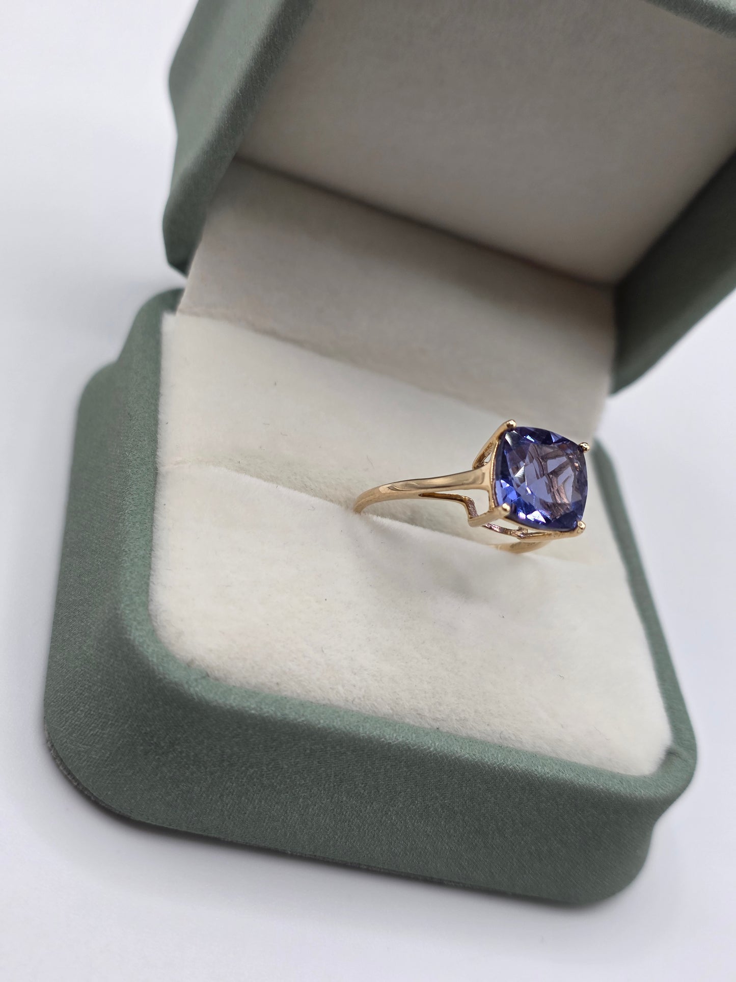 9ct gold colour change fluorite ring