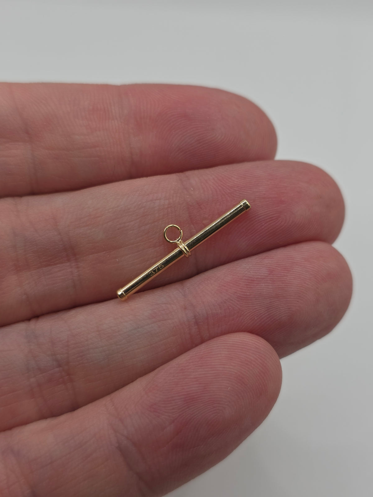 9ct gold 24mm T-Bar pendant