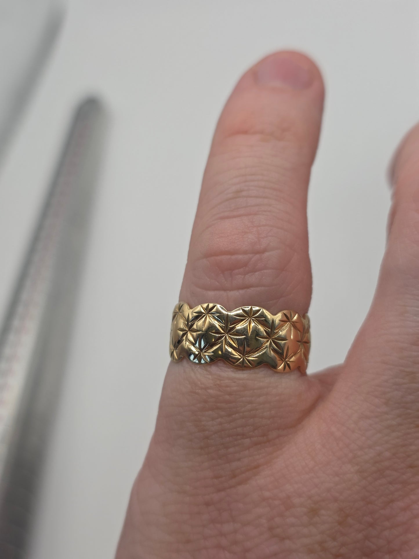 9ct gold star band ring