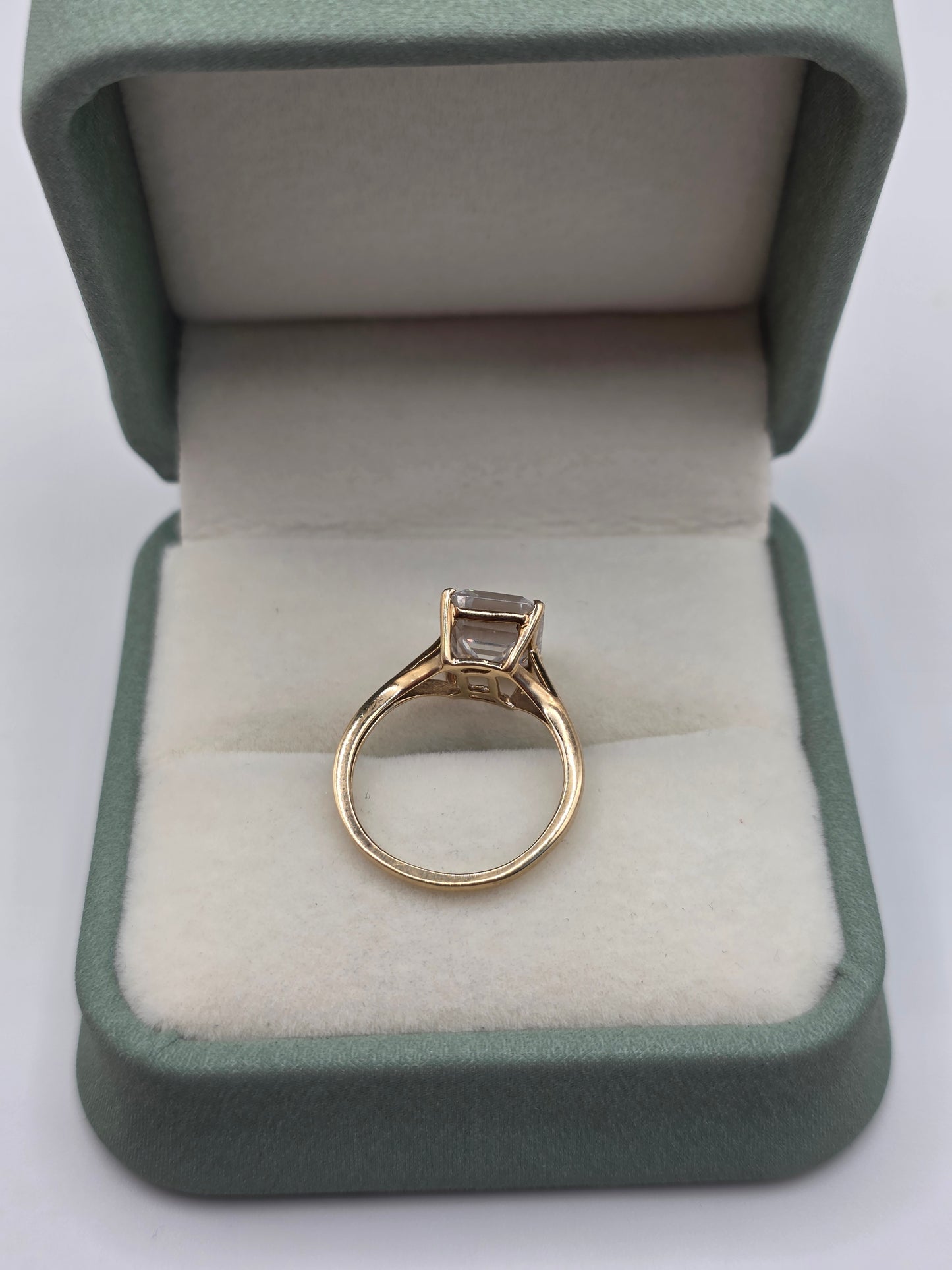 9ct gold cz ring