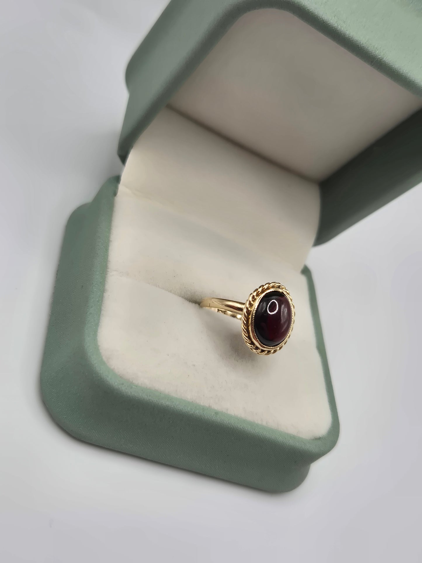 9ct gold cabochon garnet ring