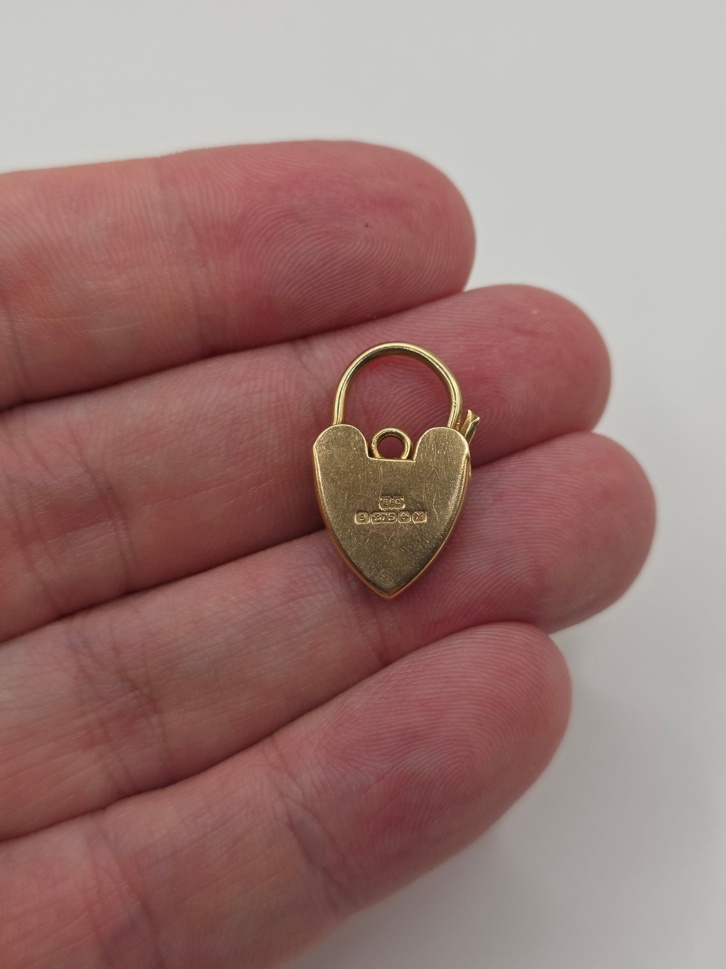9ct gold padlock 39