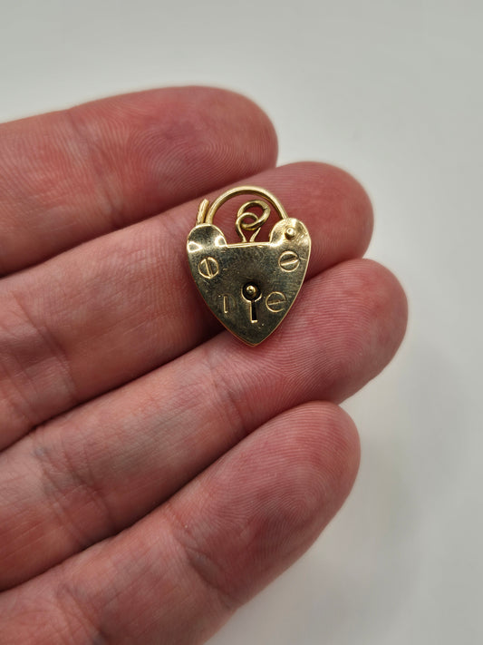 9ct gold padlock (10)