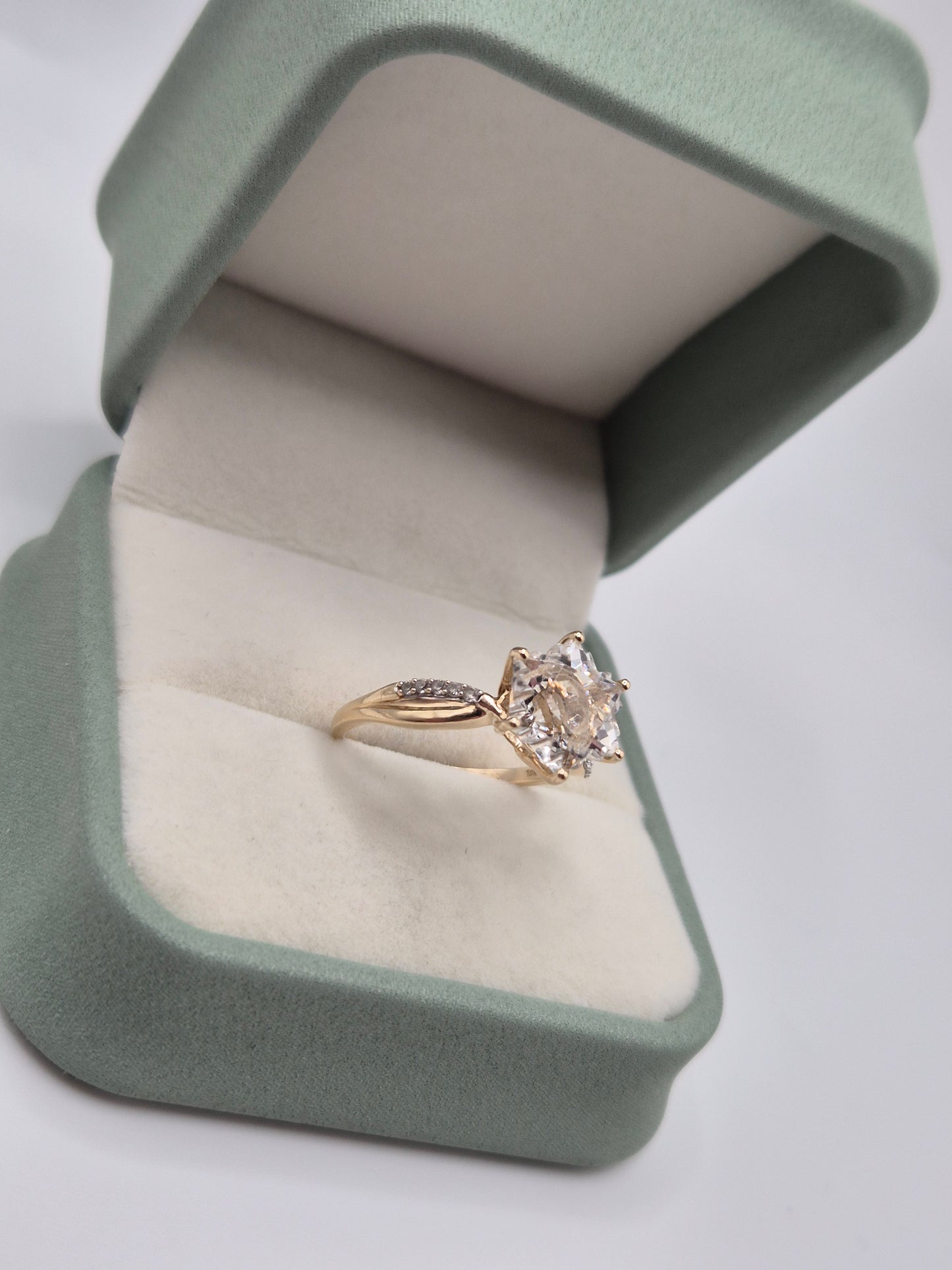 9ct gold white topaz and diamond ring