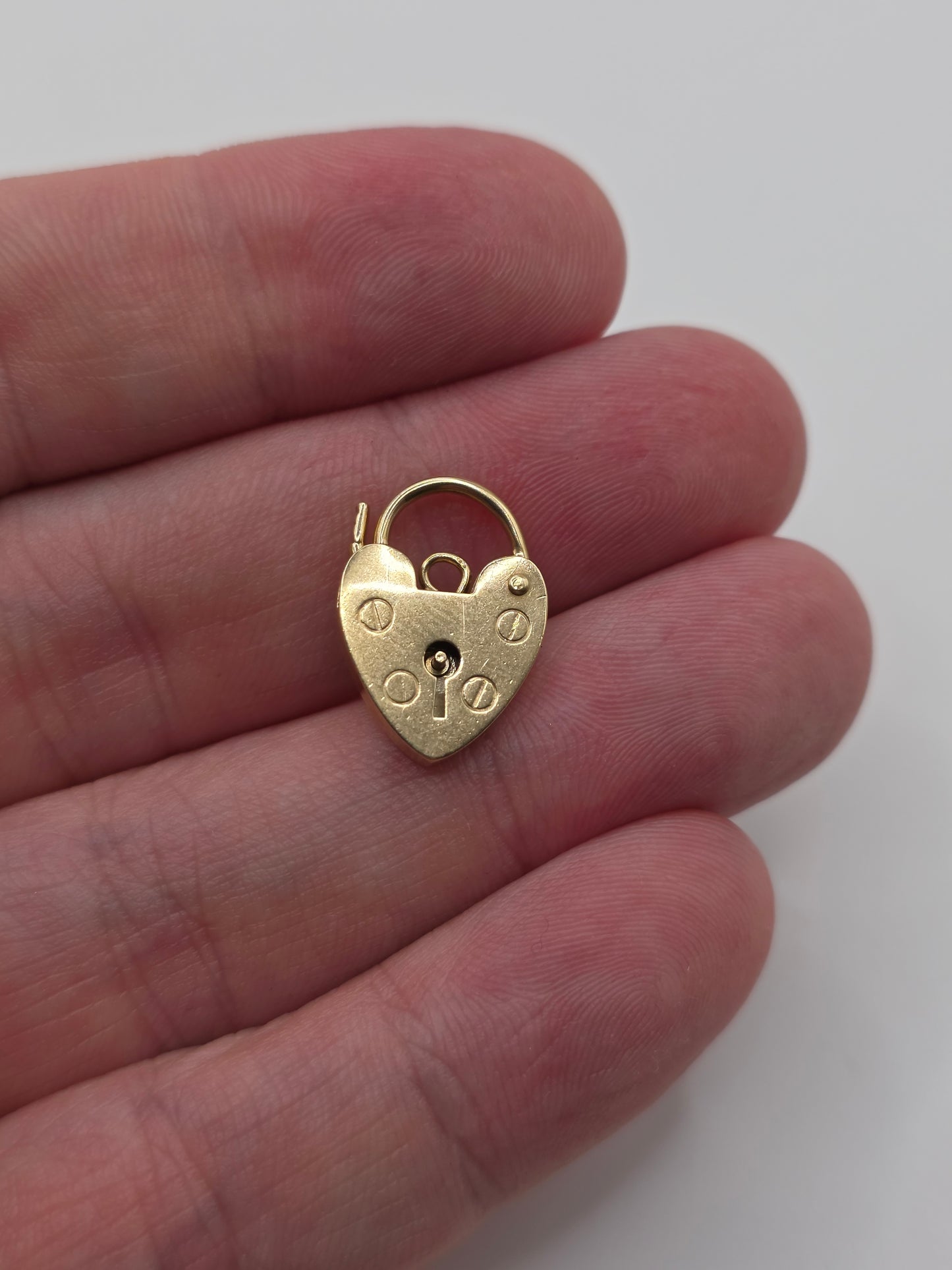 9ct gold padlock 37