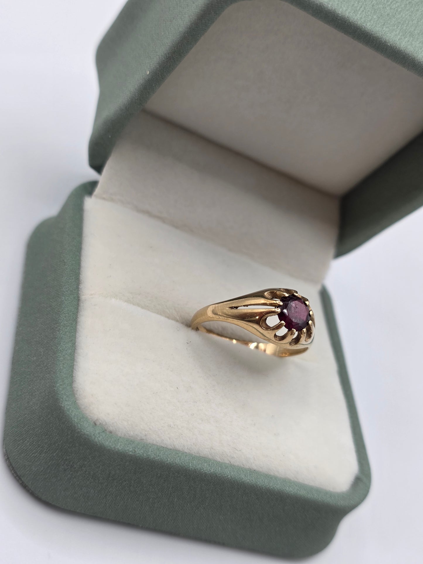 Vintage 9ct gold garnet gypsy ring
