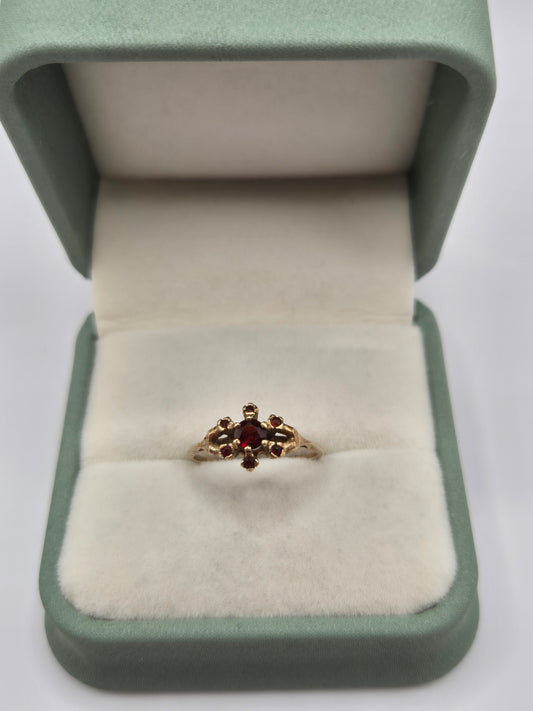 9ct gold garnet ring