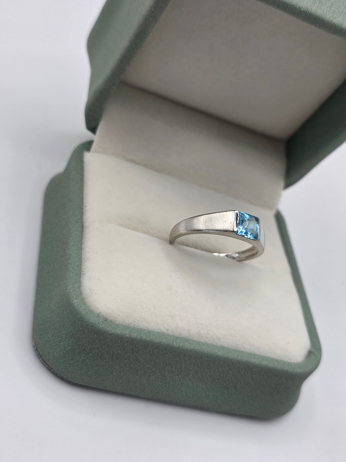 9ct white gold topaz ring