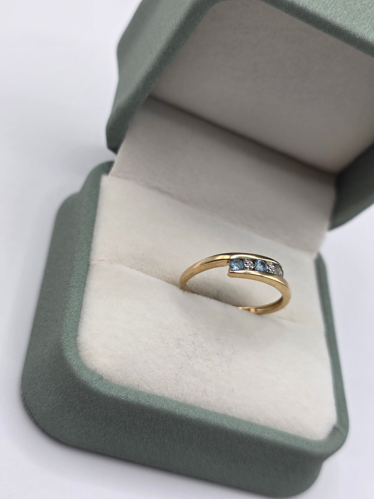 9ct gold aquamarine and diamond ring