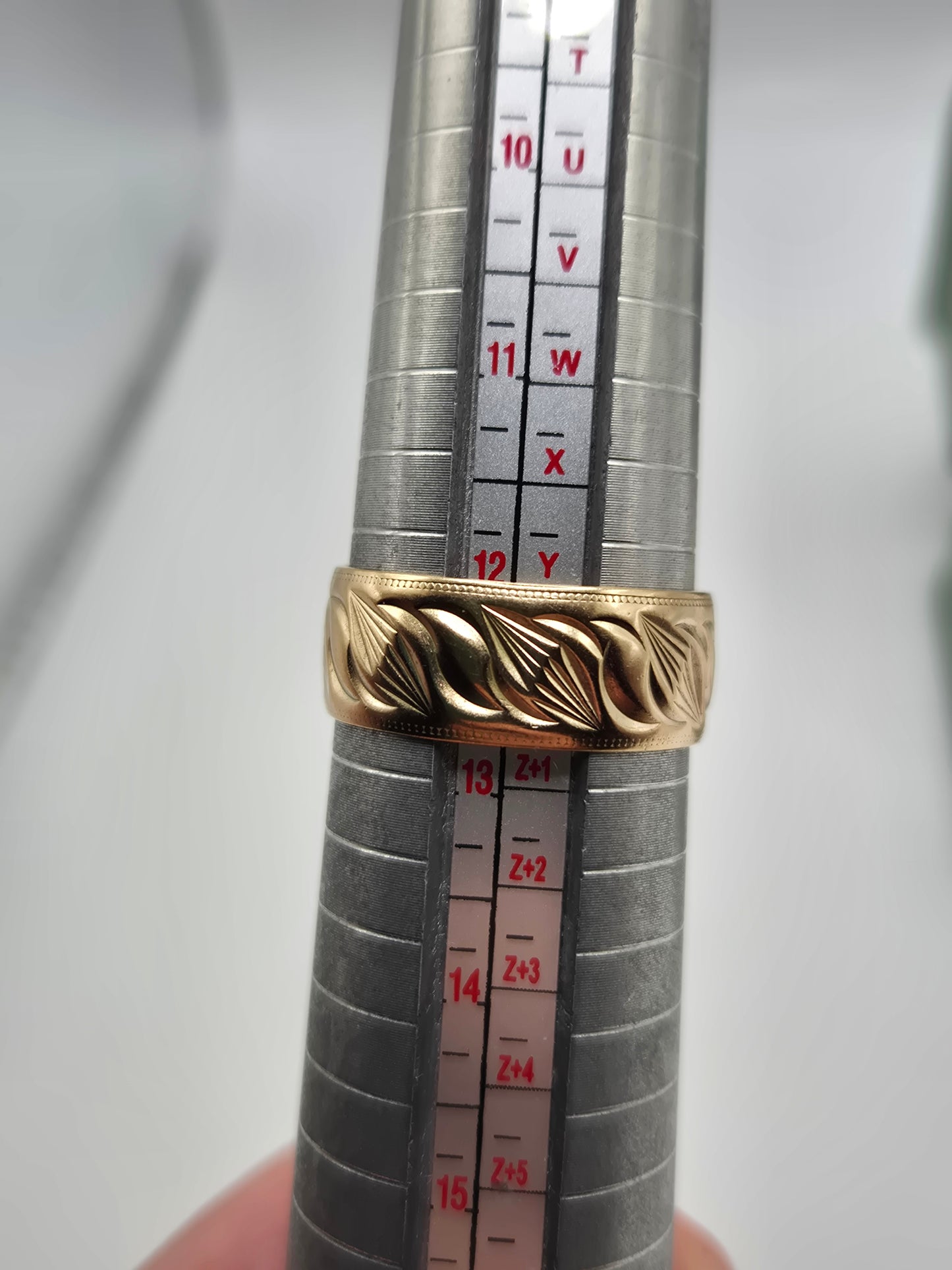 Heavy 9ct gold patterned band ring