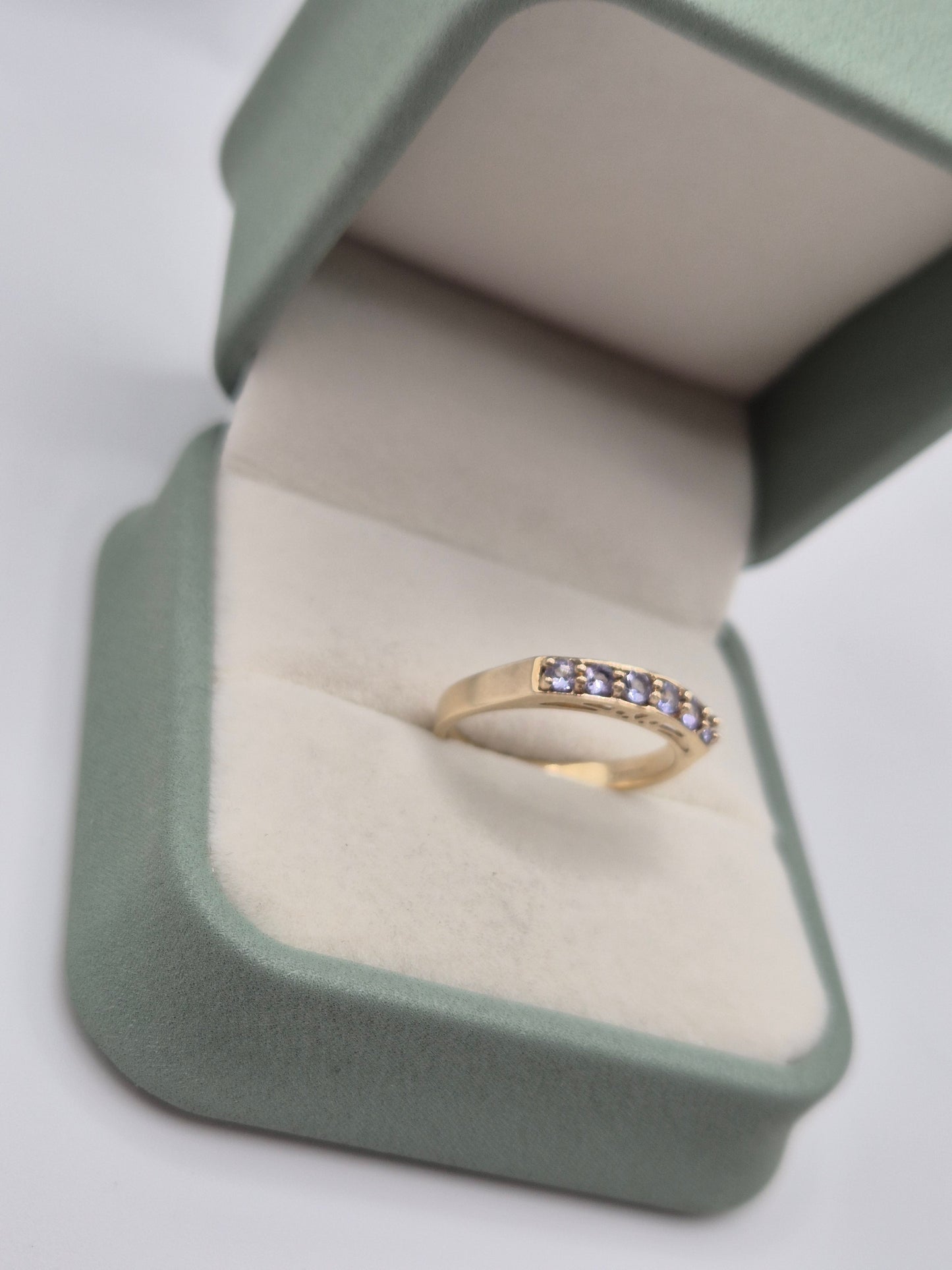 9ct gold tanzanite ring