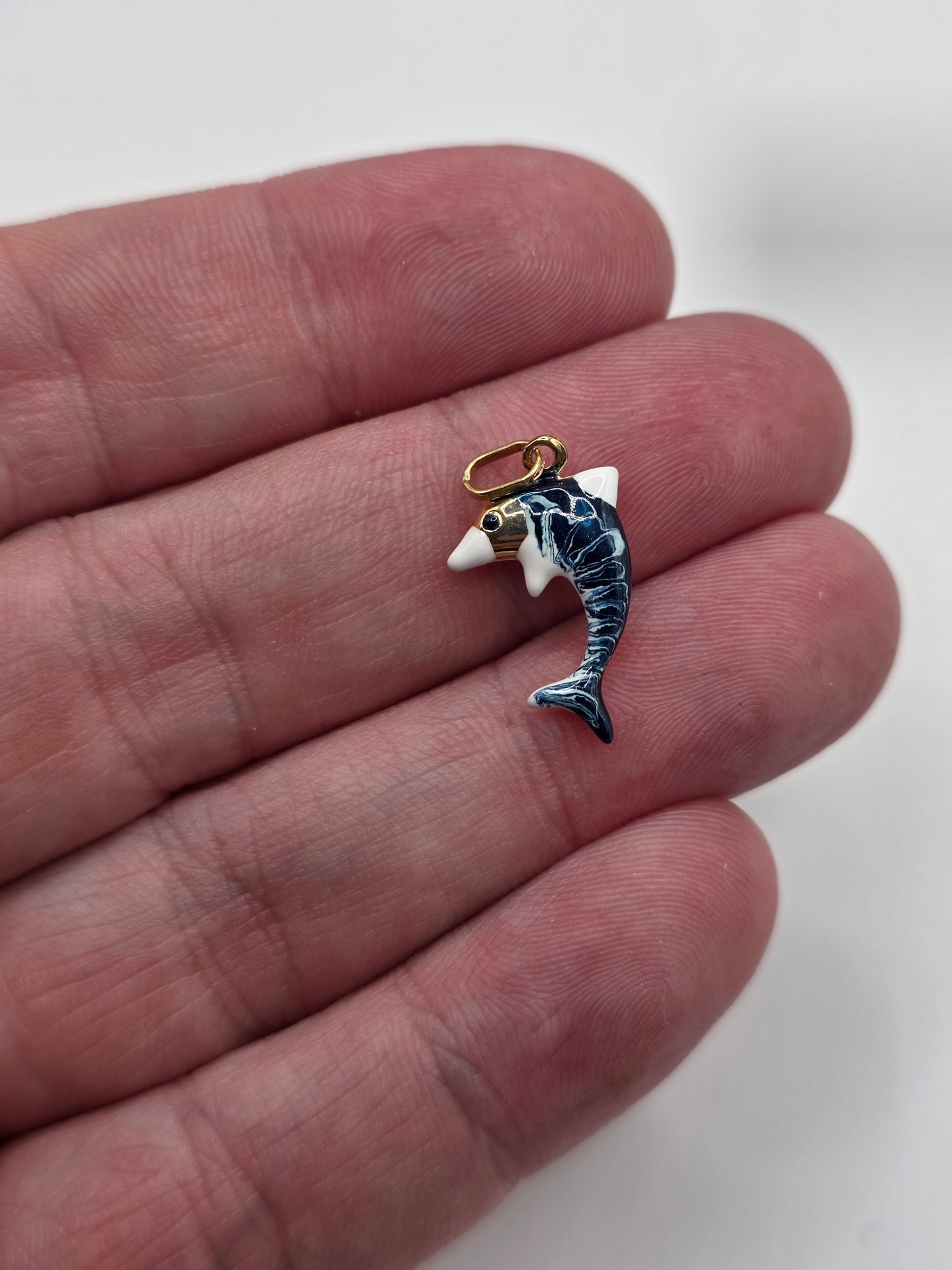 9ct gold enamelled dolphin pendnant
