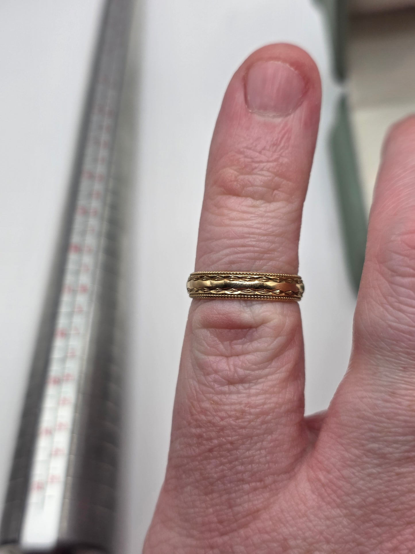 9ct gold patterned band ring