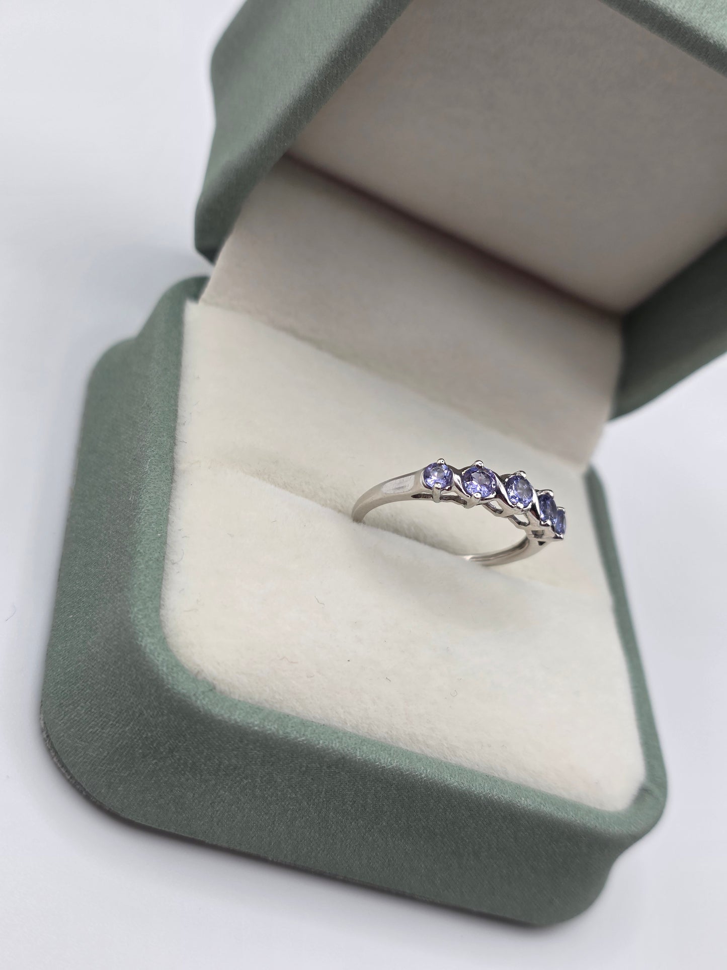 9ct white gold tanzanite ring