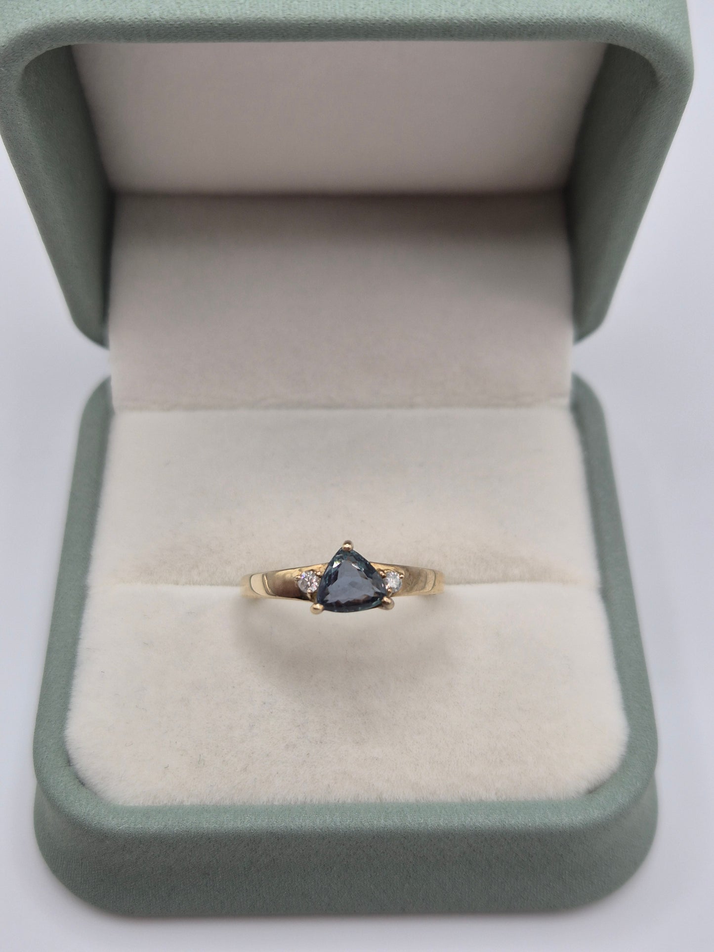 9ct gold colour change sapphire and diamond ring