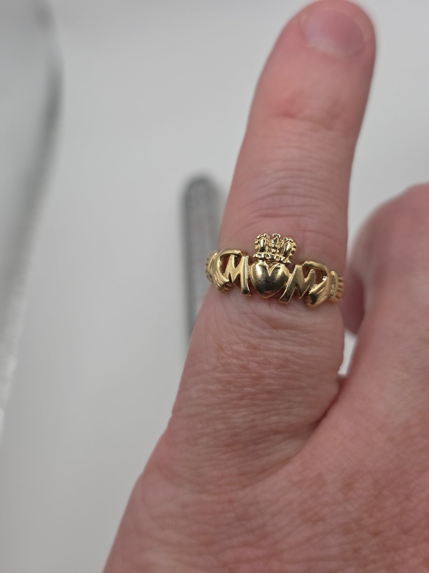 9ct gold mum claddagh ring