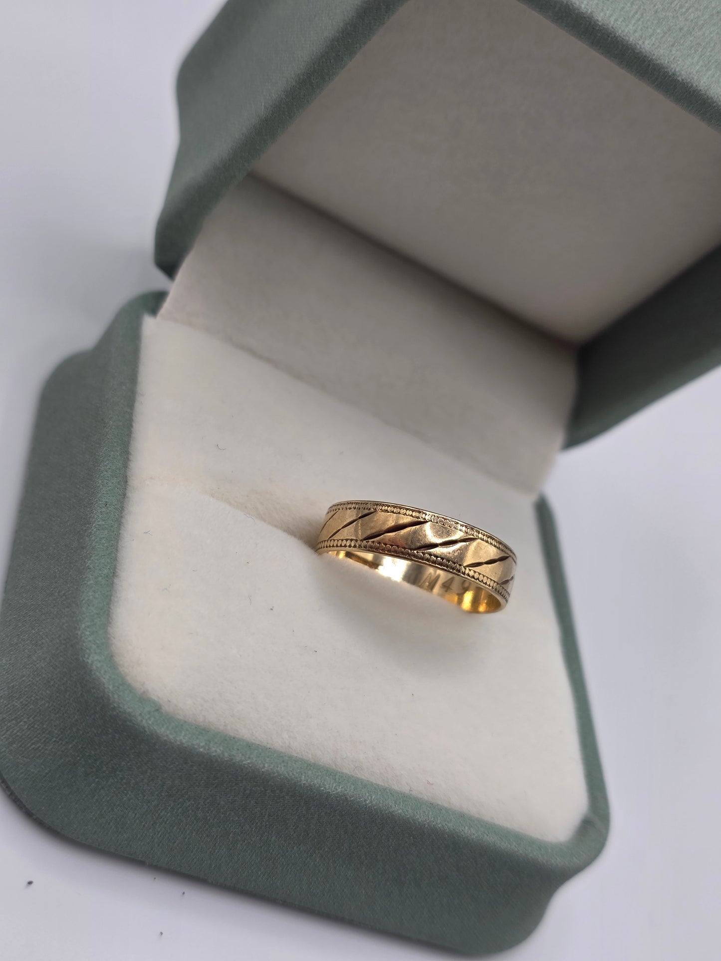 9ct gold patterned band ring