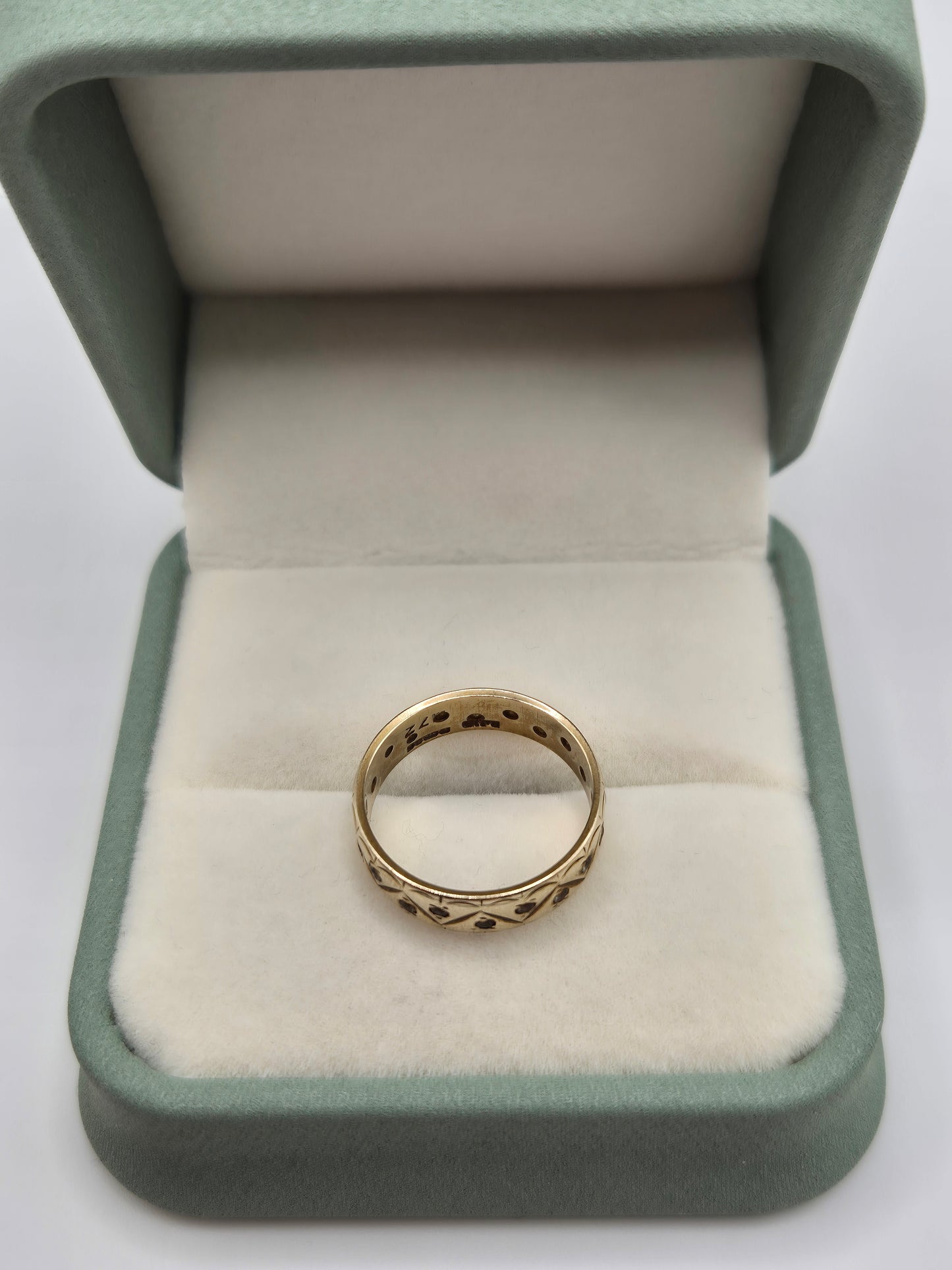 9ct gold patterned paste eternity ring