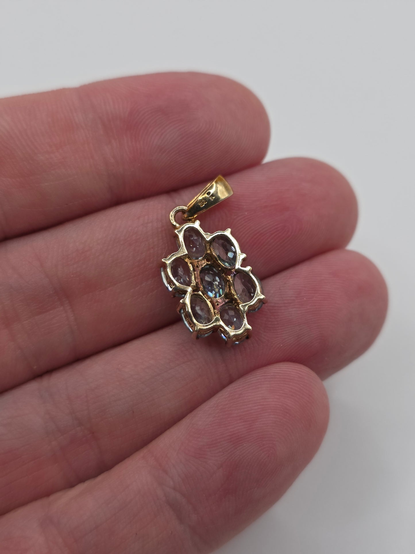 9ct gold apatite pendant