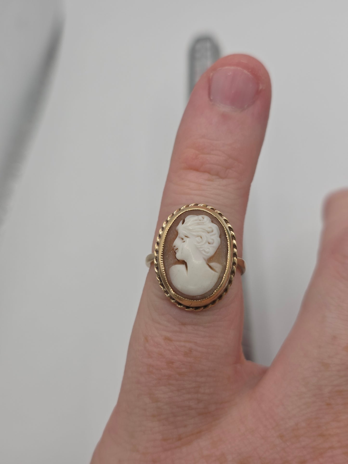 Vintage 9ct gold cameo ring