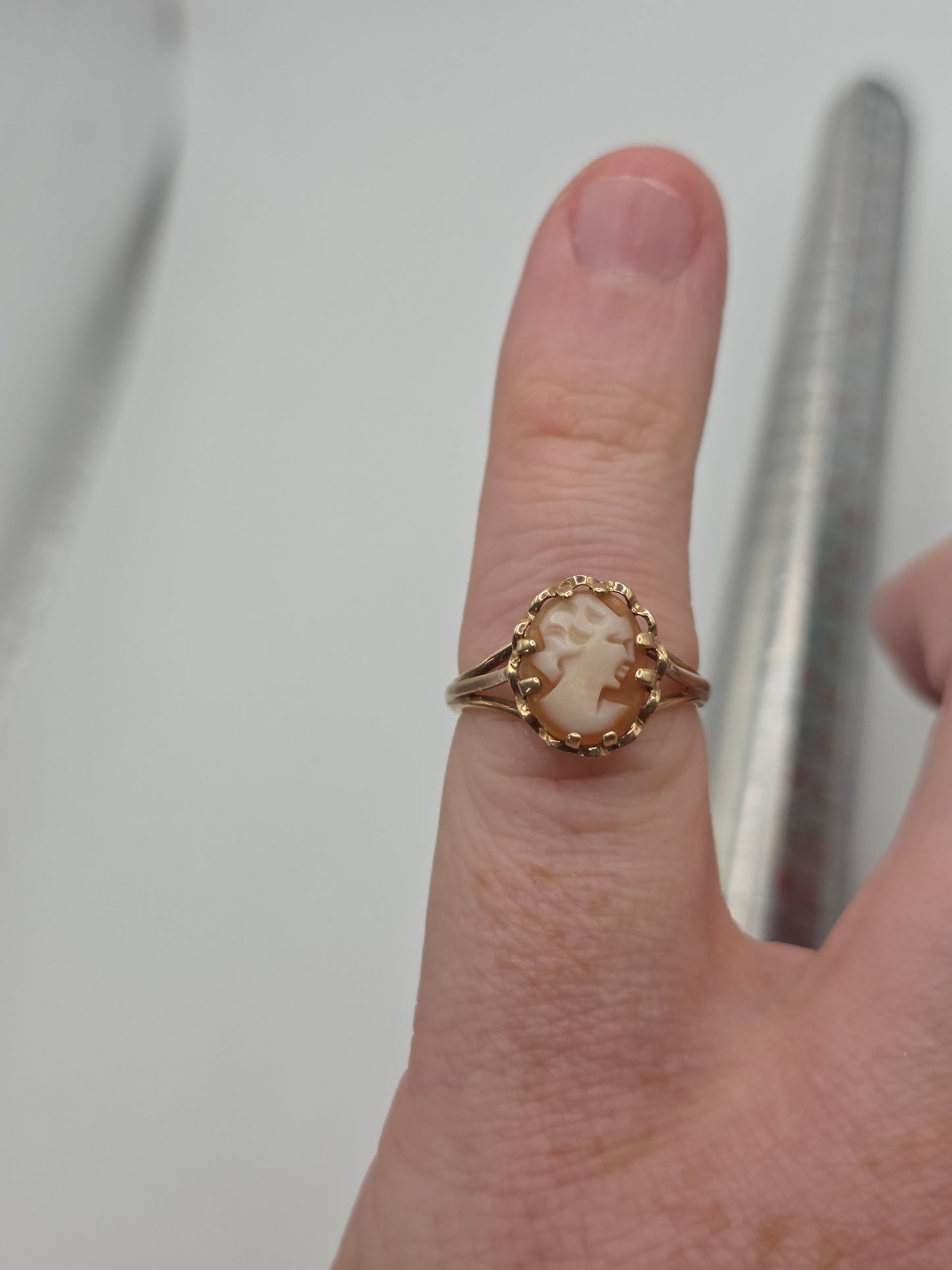 9ct gold cameo ring