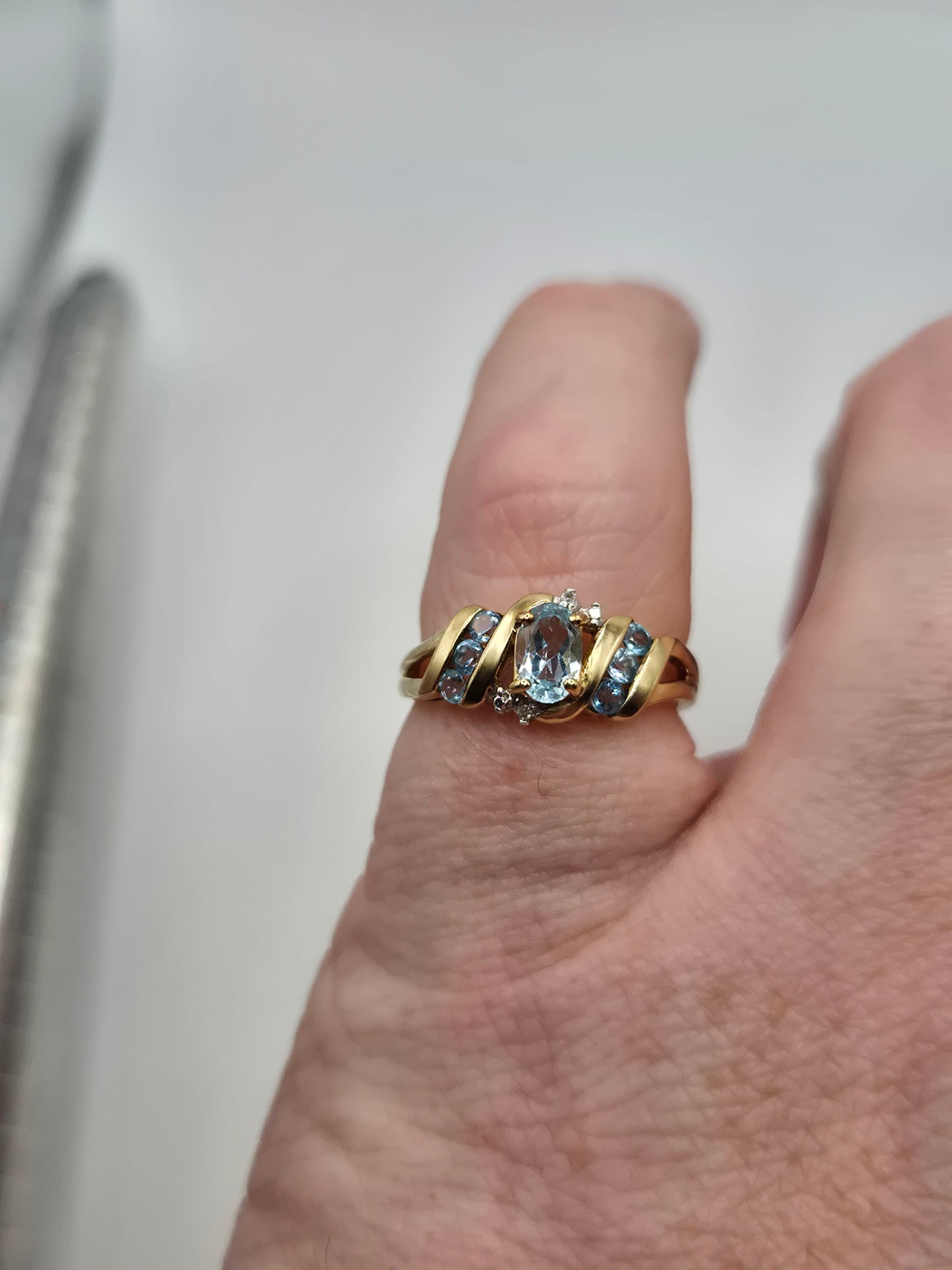 9ct gold aquamarine and diamond ring