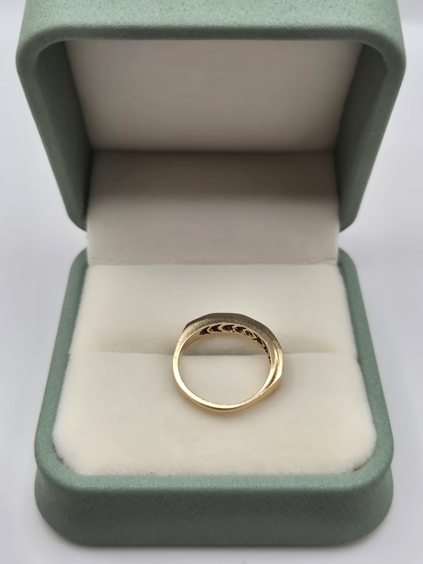9ct gold sapphire and diamond ring