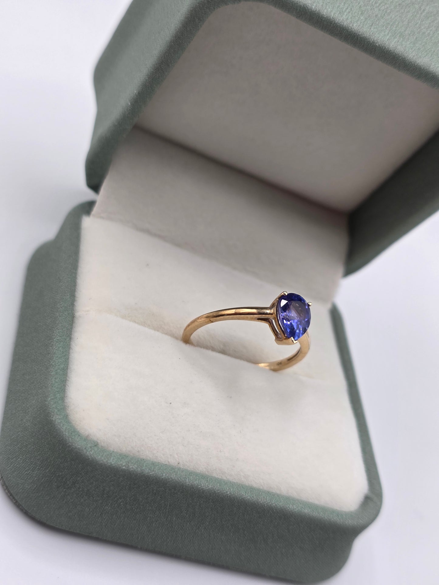 9ct gold tanzanite ring